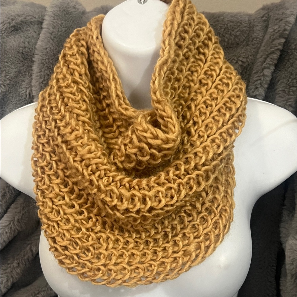 💝 Aicon Knit Infinity Scarf NWOT retail $15